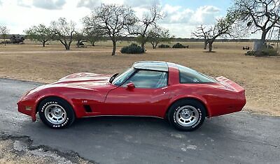 Chevrolet-Corvette-Coupe-1980-Red-White-117643-1