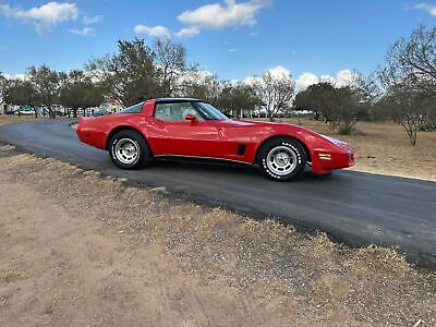 Chevrolet-Corvette-Coupe-1980-Red-White-117643-2