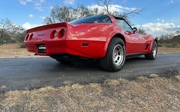 Chevrolet-Corvette-Coupe-1980-Red-White-117643-3