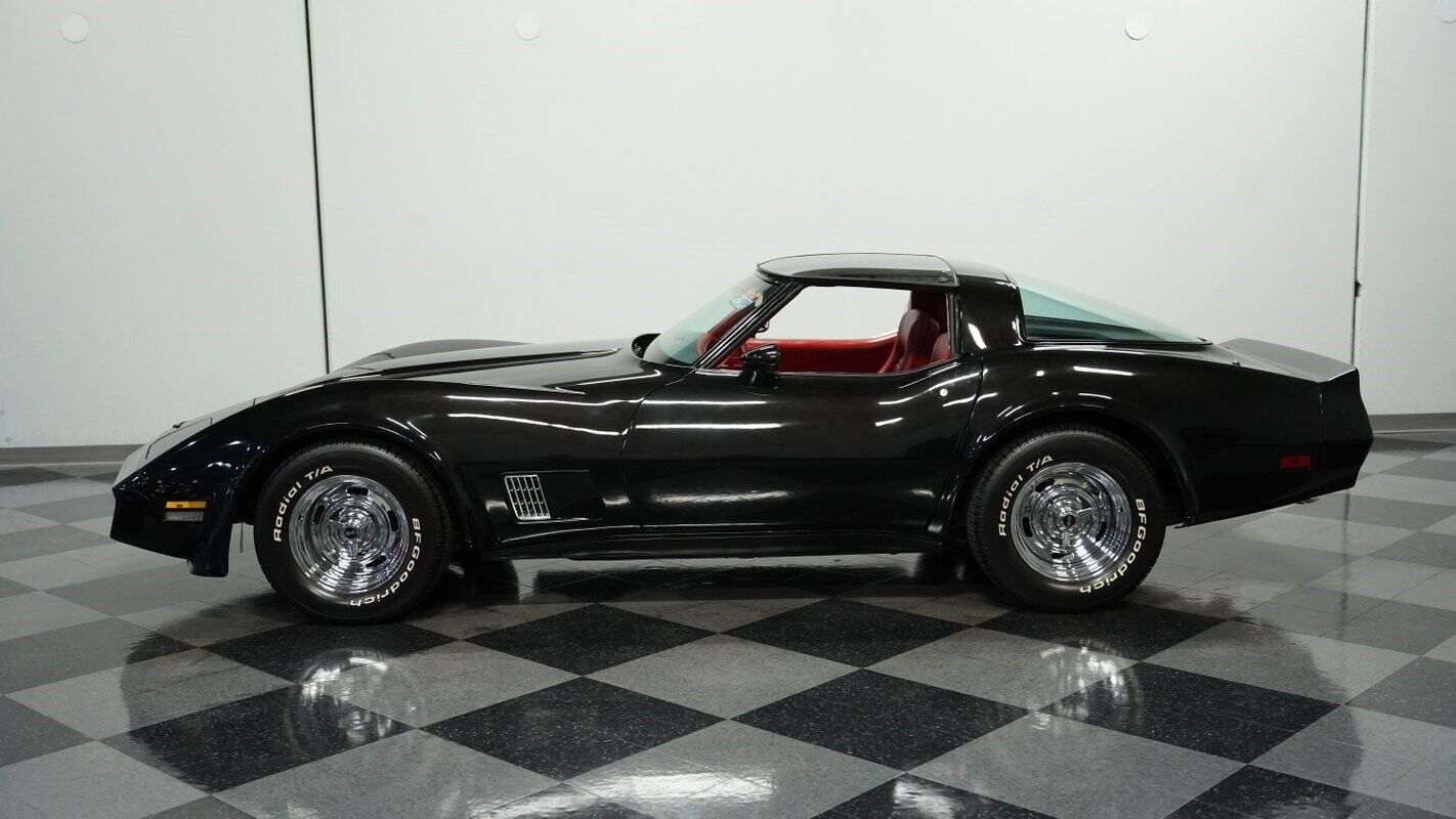 Chevrolet-Corvette-Coupe-1981-2