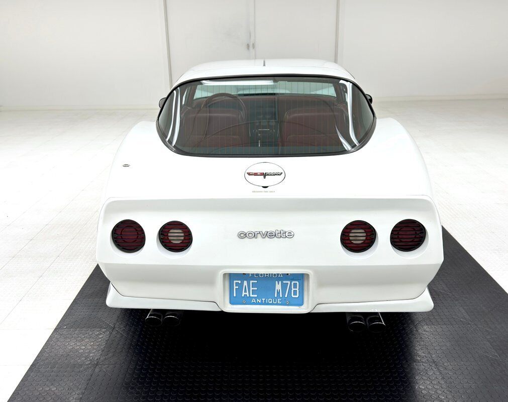 Chevrolet-Corvette-Coupe-1981-White-Red-121145-4