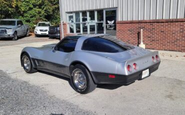 Chevrolet-Corvette-Coupe-1982-2