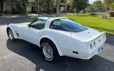 Chevrolet-Corvette-Coupe-1982-2