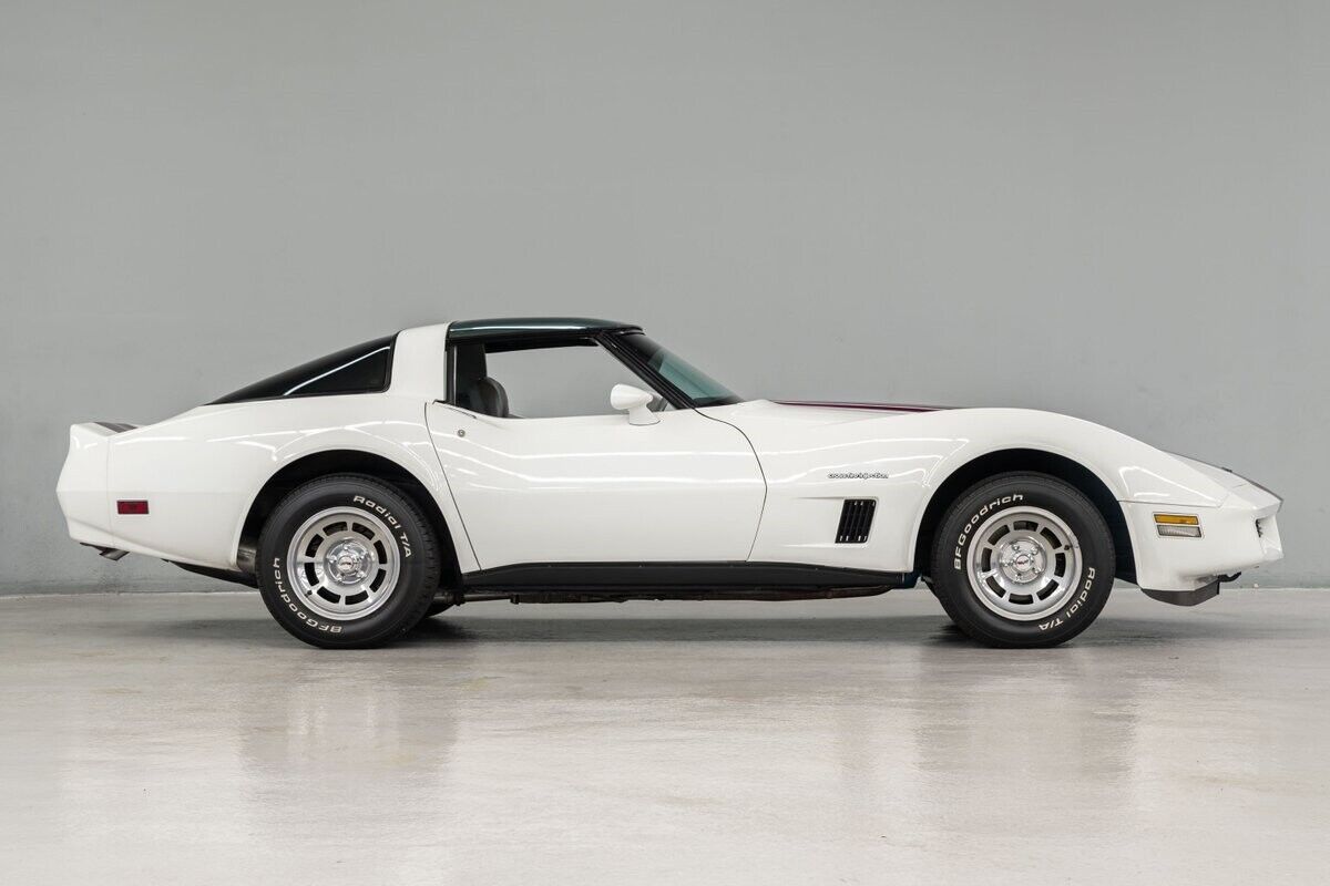 Chevrolet-Corvette-Coupe-1982-7