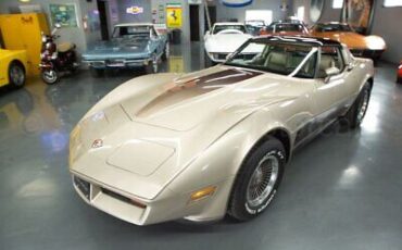 Chevrolet-Corvette-Coupe-1982-Gold-Gold-414-1