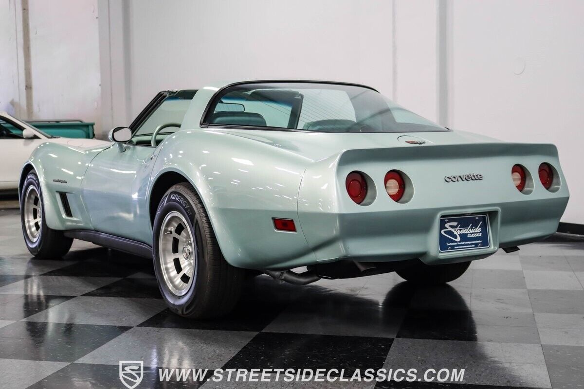 Chevrolet-Corvette-Coupe-1982-Green-Green-82342-9