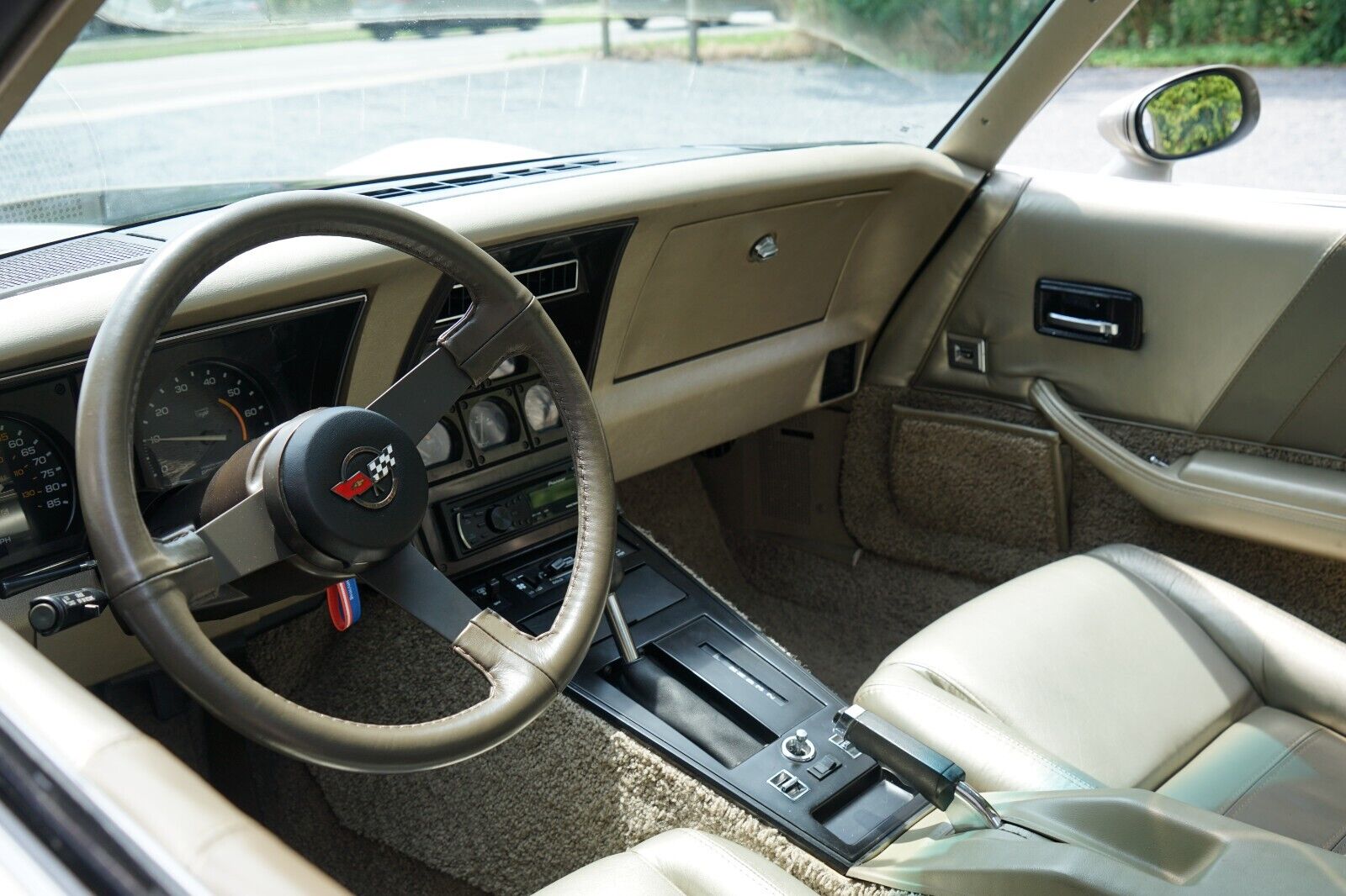 Chevrolet-Corvette-Coupe-1982-Silver-Beige-Metallic-Silver-Beige-35127-34