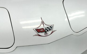 Chevrolet-Corvette-Coupe-1982-White-Red-25513-9