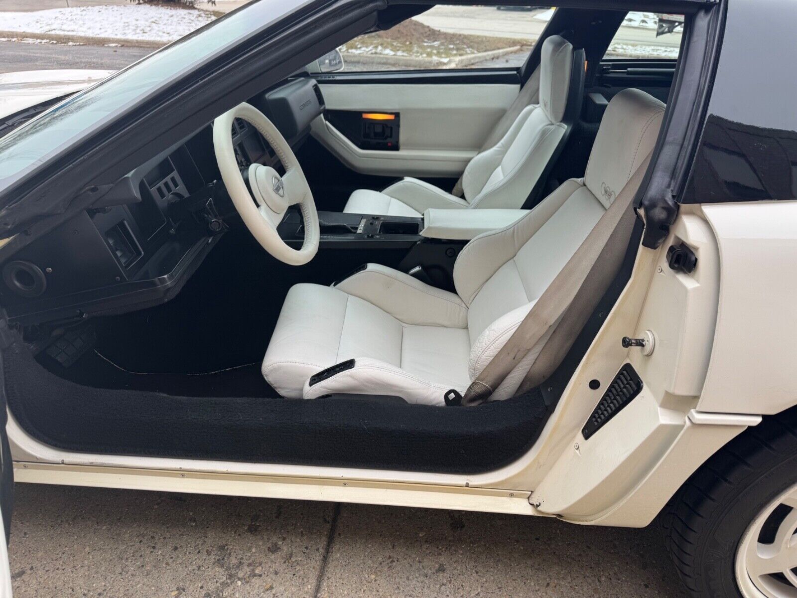 Chevrolet-Corvette-Coupe-1988-White-White-143459-17