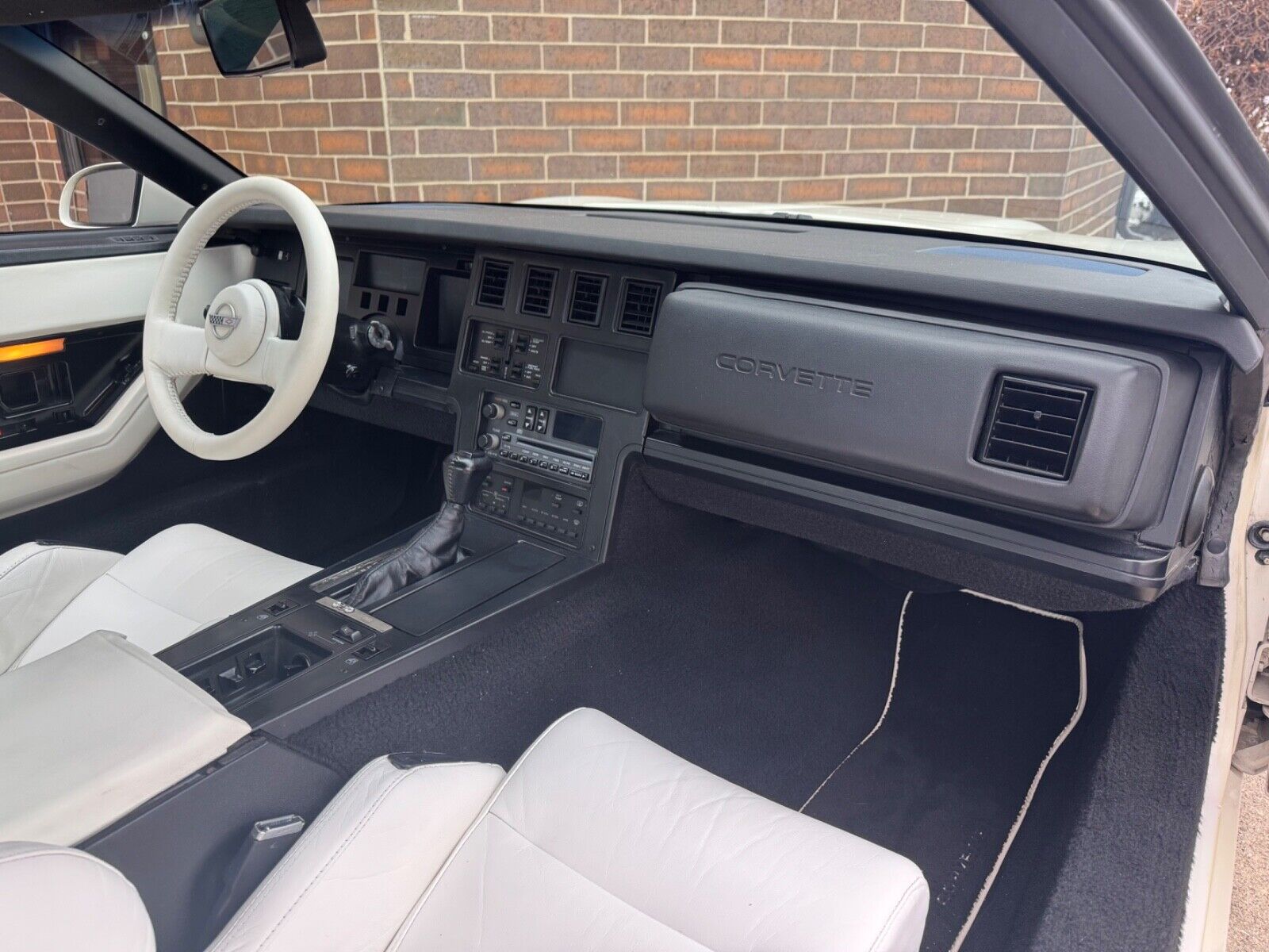 Chevrolet-Corvette-Coupe-1988-White-White-143459-26