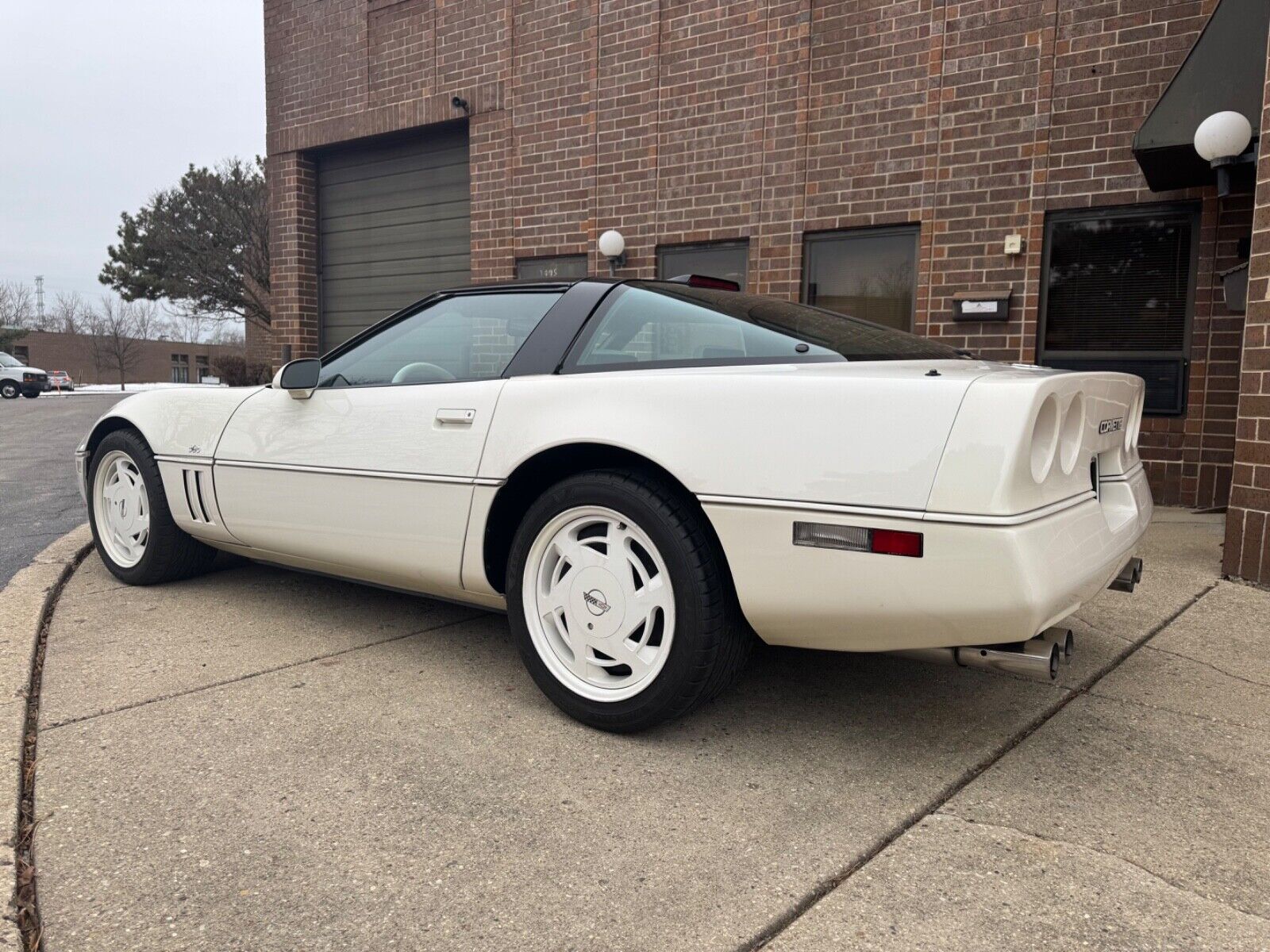 Chevrolet-Corvette-Coupe-1988-White-White-143459-3