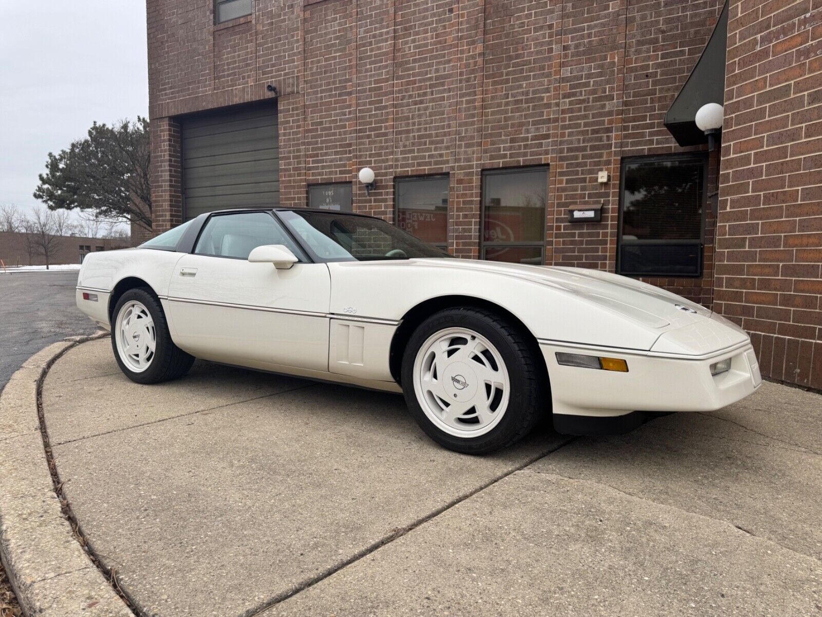 Chevrolet-Corvette-Coupe-1988-White-White-143459-6