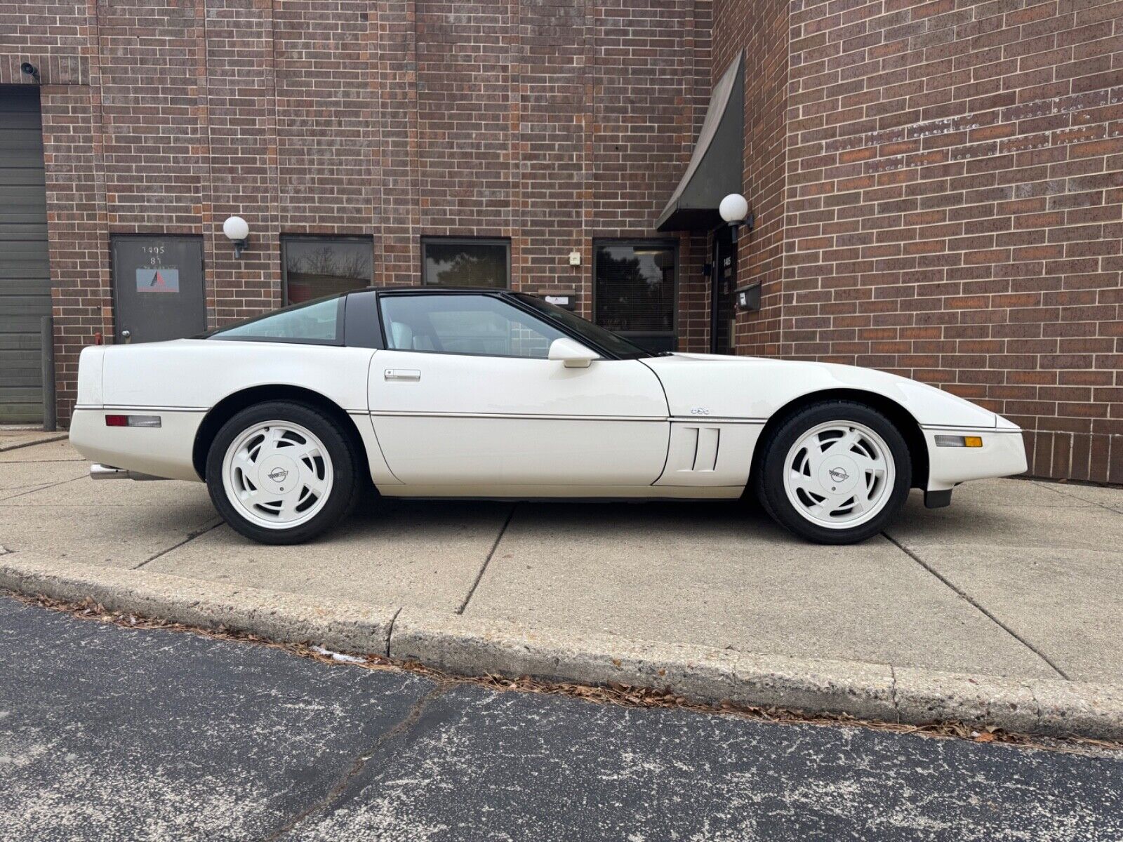 Chevrolet-Corvette-Coupe-1988-White-White-143459-7