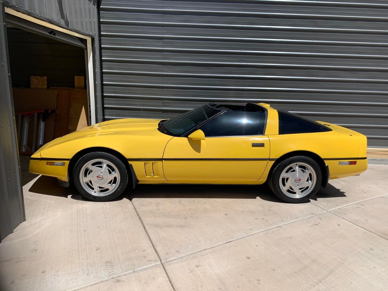 Chevrolet-Corvette-Coupe-1988-Yellow-Black-76122-13