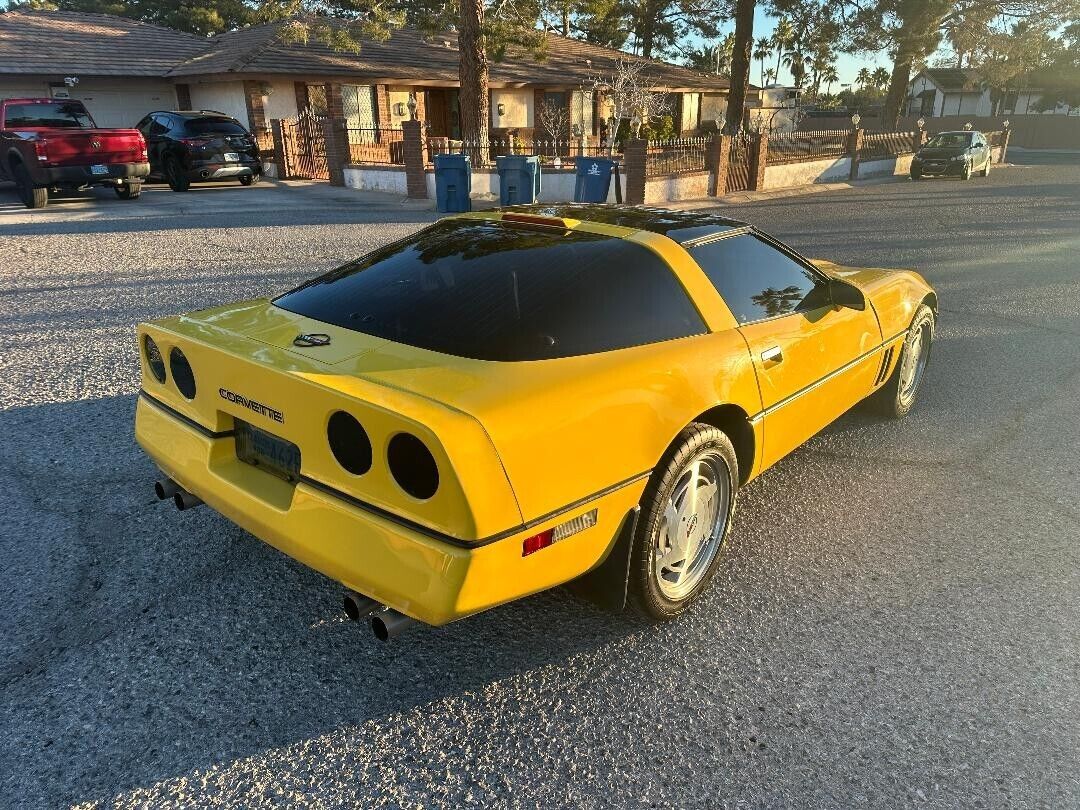 Chevrolet-Corvette-Coupe-1988-Yellow-Black-76122-2