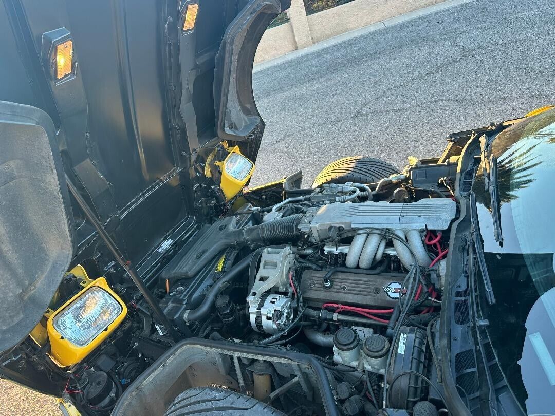 Chevrolet-Corvette-Coupe-1988-Yellow-Black-76122-3