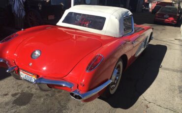 Chevrolet-Corvette-convertible-1960-1