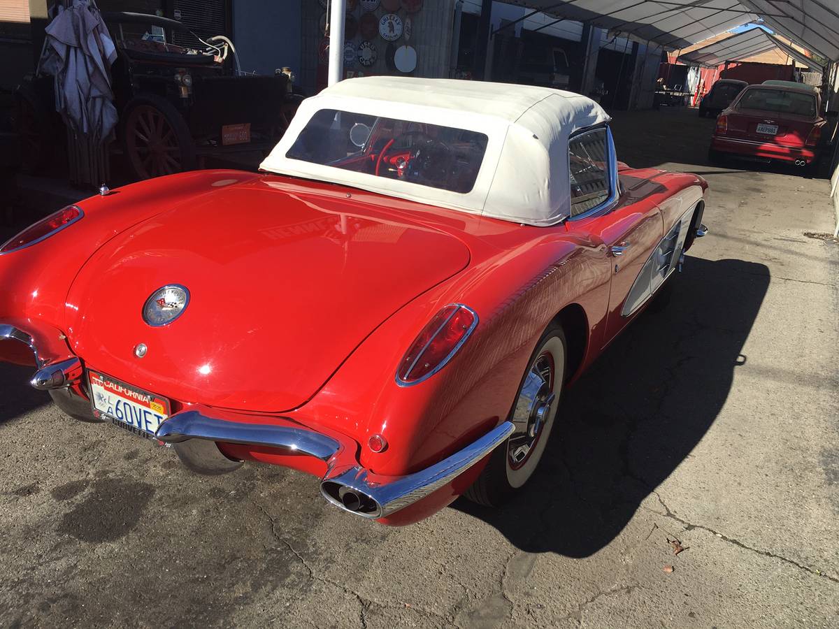 Chevrolet-Corvette-convertible-1960-1