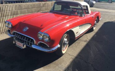 Chevrolet-Corvette-convertible-1960-2