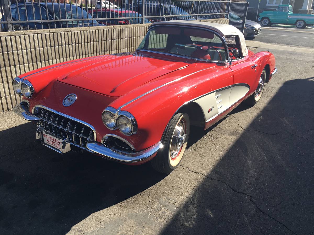 Chevrolet-Corvette-convertible-1960-2