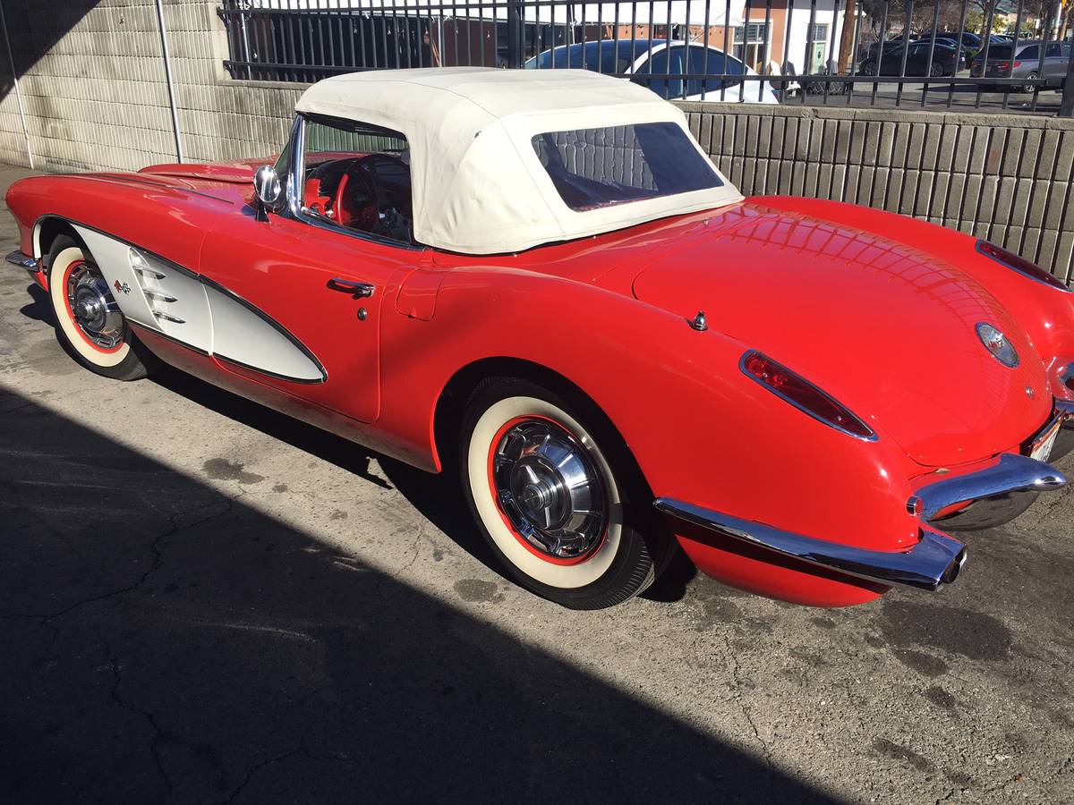 Chevrolet-Corvette-convertible-1960