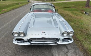 Chevrolet-Corvette-convertible-1961-1