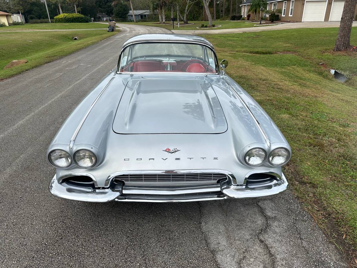 Chevrolet-Corvette-convertible-1961-1