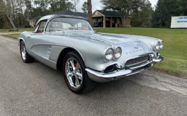 Chevrolet-Corvette-convertible-1961-1