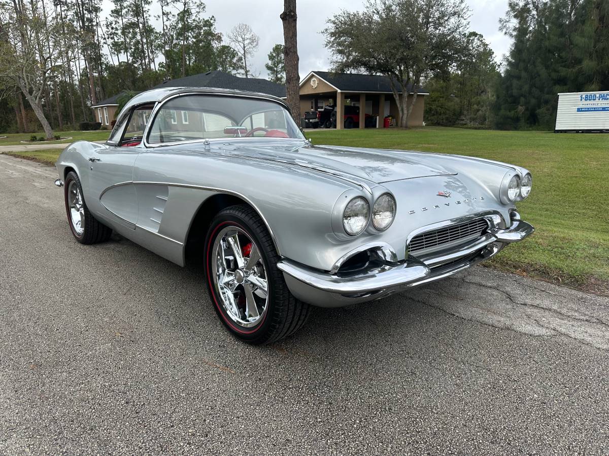 Chevrolet-Corvette-convertible-1961-1