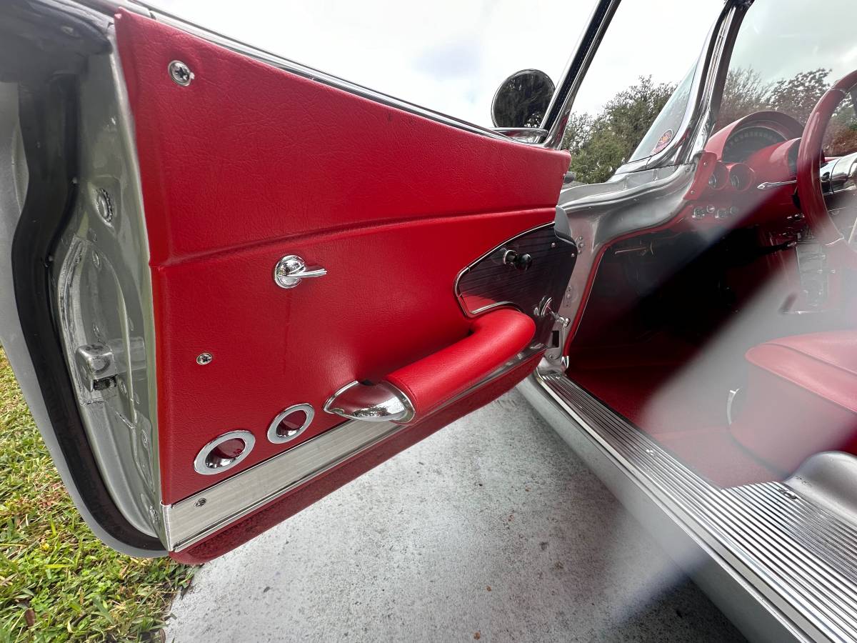 Chevrolet-Corvette-convertible-1961-16