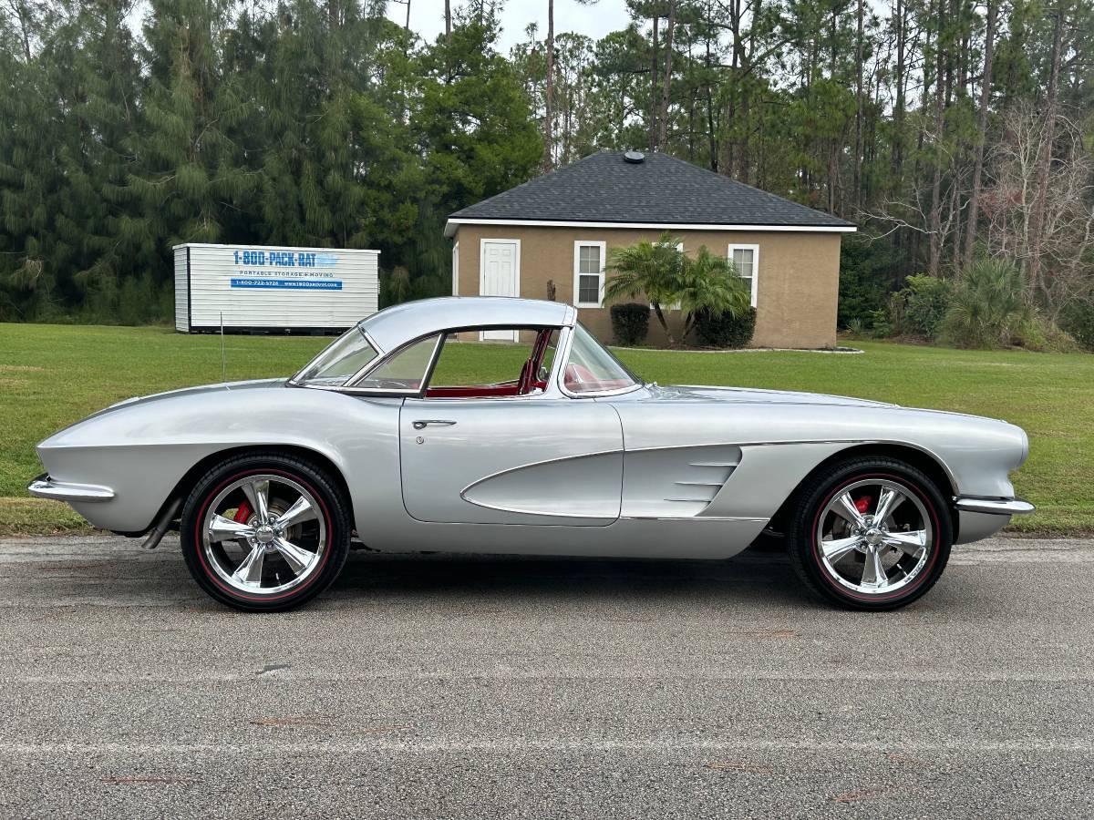 Chevrolet-Corvette-convertible-1961-2