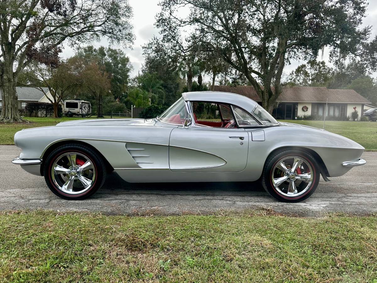 Chevrolet-Corvette-convertible-1961-22