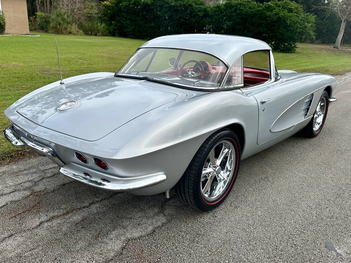 Chevrolet-Corvette-convertible-1961-3