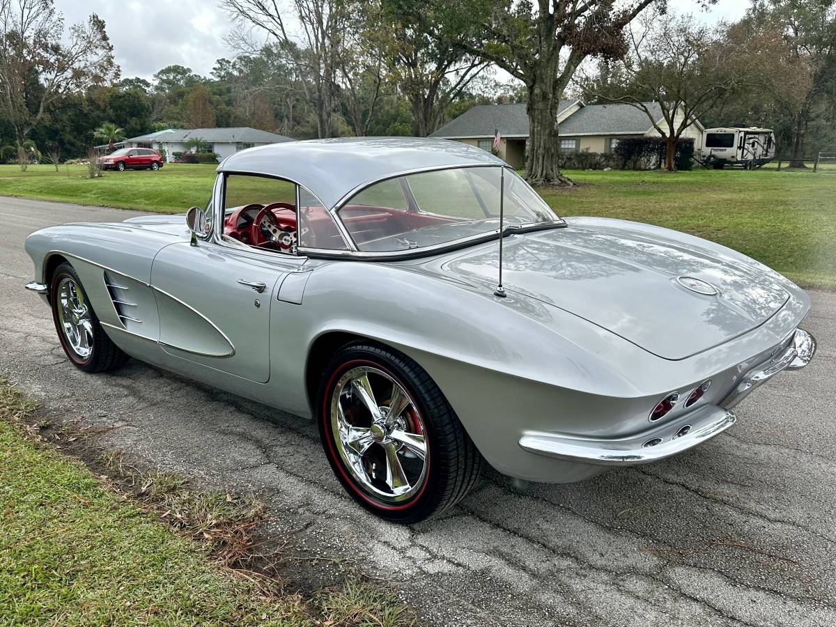 Chevrolet-Corvette-convertible-1961-4