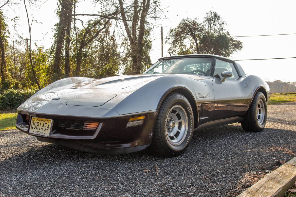 Chevrolet-Corvette-coupe-1982-2