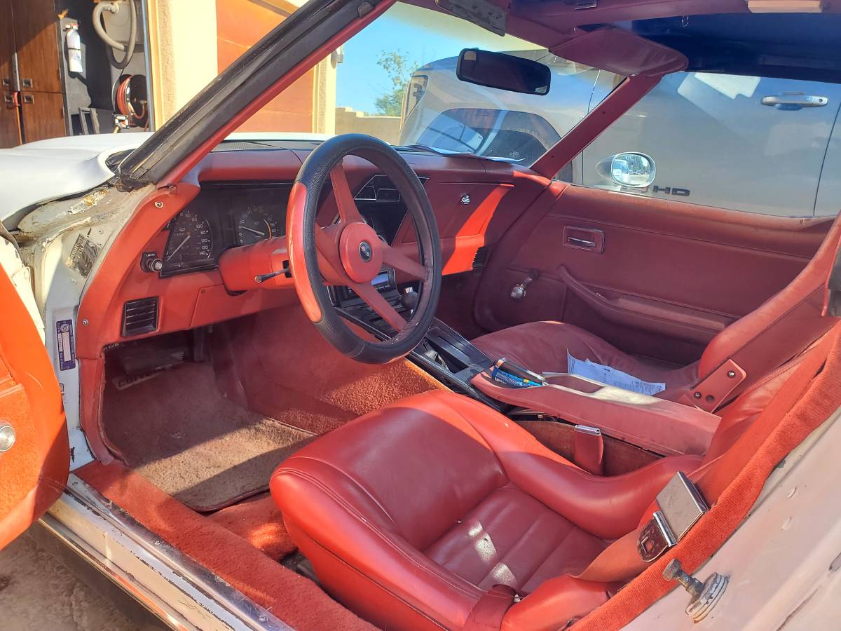 Chevrolet-Corvette-stingray-1979-white-197627-2