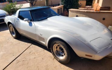 Chevrolet-Corvette-stingray-1979-white-197627