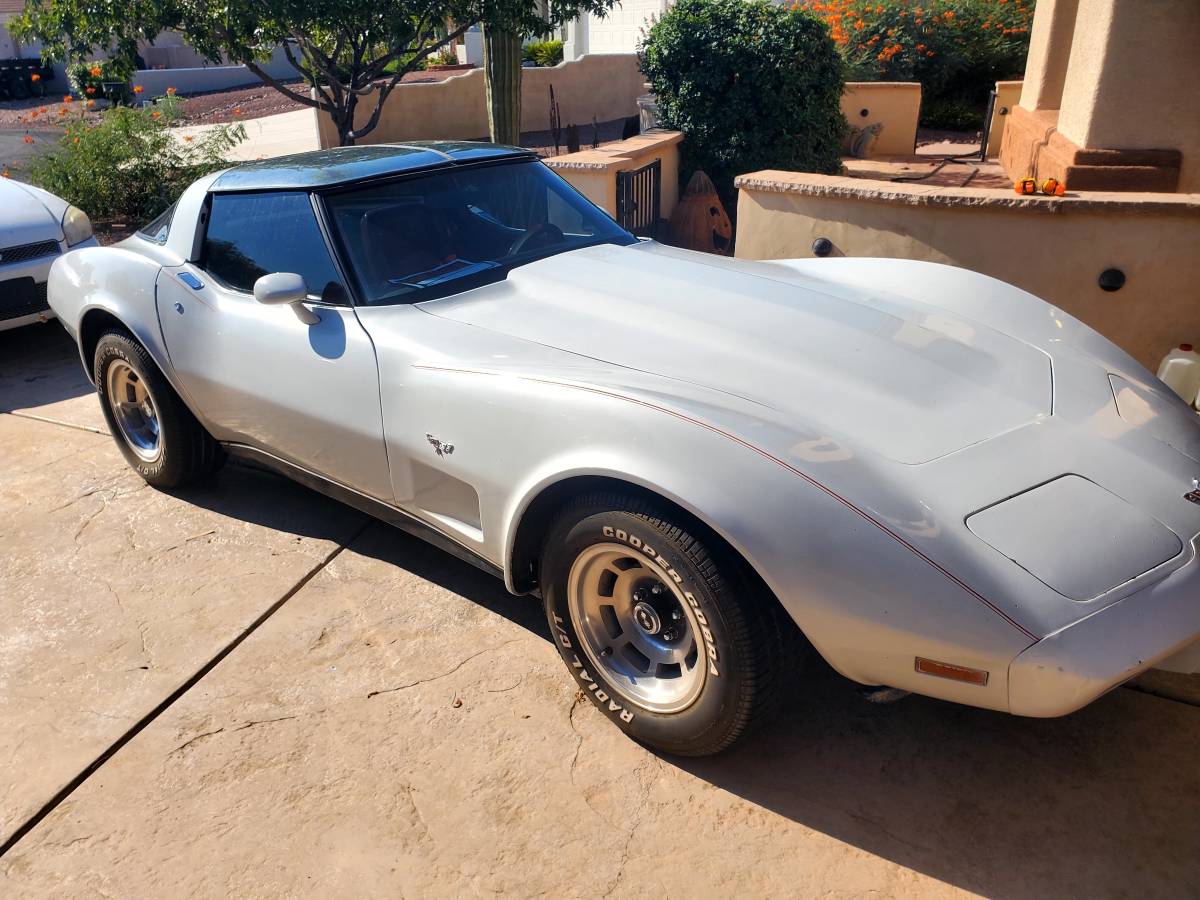 Chevrolet-Corvette-stingray-1979-white-197627