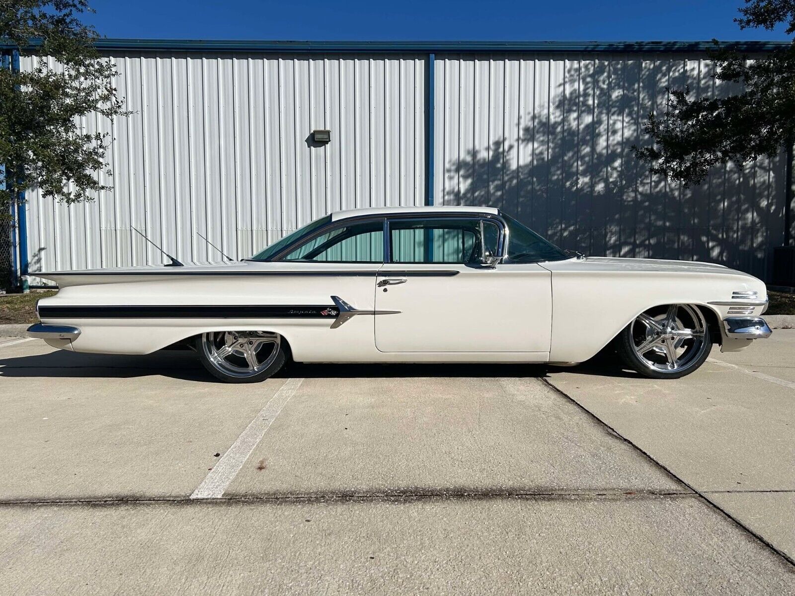 Chevrolet-Impala-1960-White-Black-1609-1