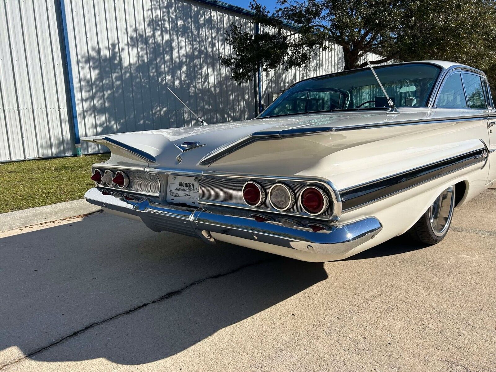 Chevrolet-Impala-1960-White-Black-1609-15