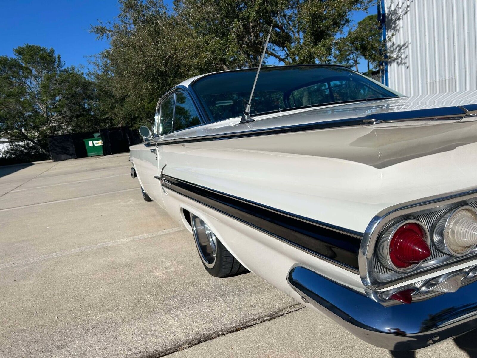 Chevrolet-Impala-1960-White-Black-1609-4