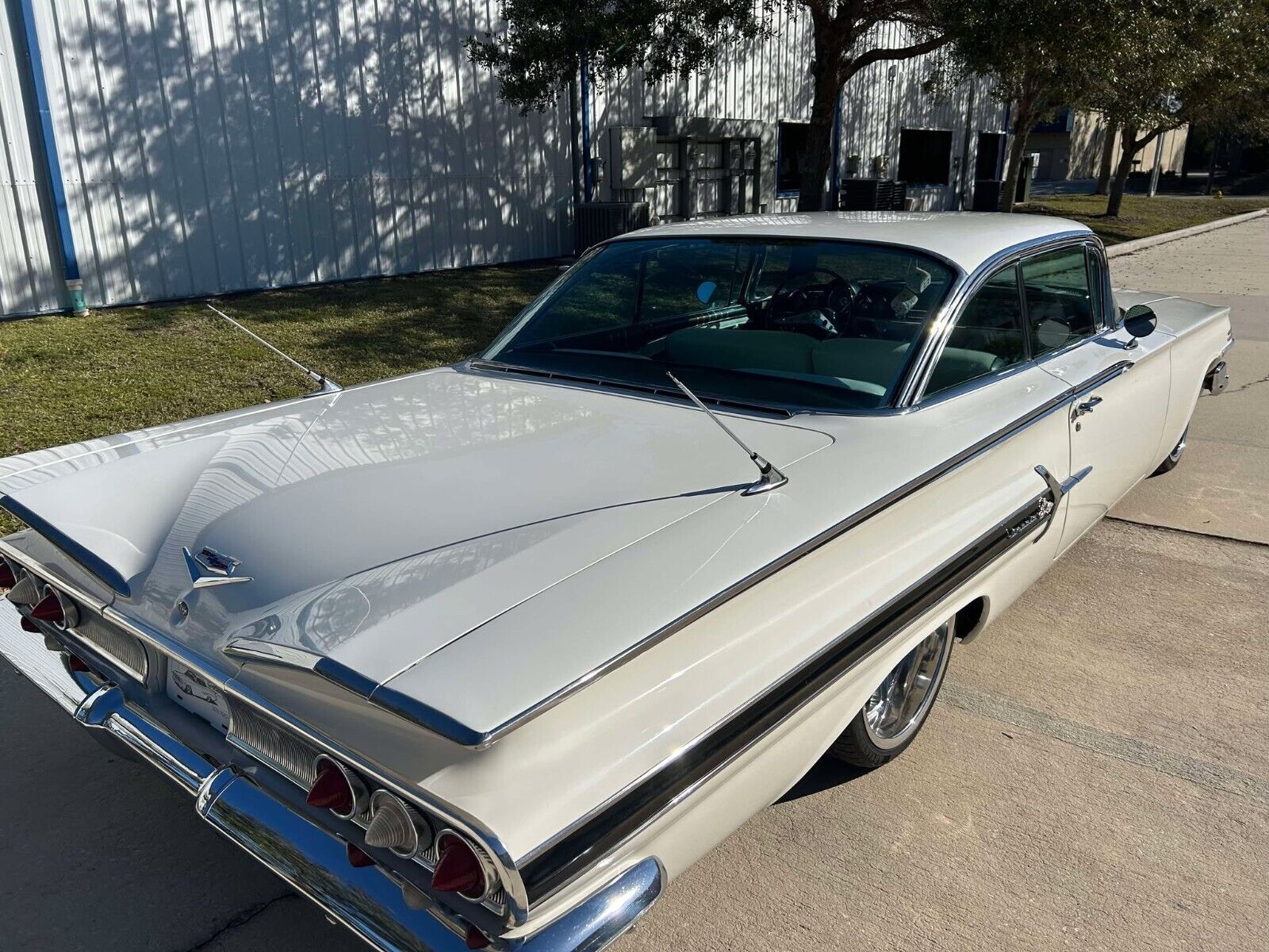 Chevrolet-Impala-1960-White-Black-1609-6