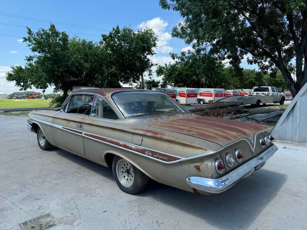 Chevrolet-Impala-1961-3