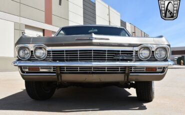 Chevrolet-Impala-1966-Gold-Black-4941-9