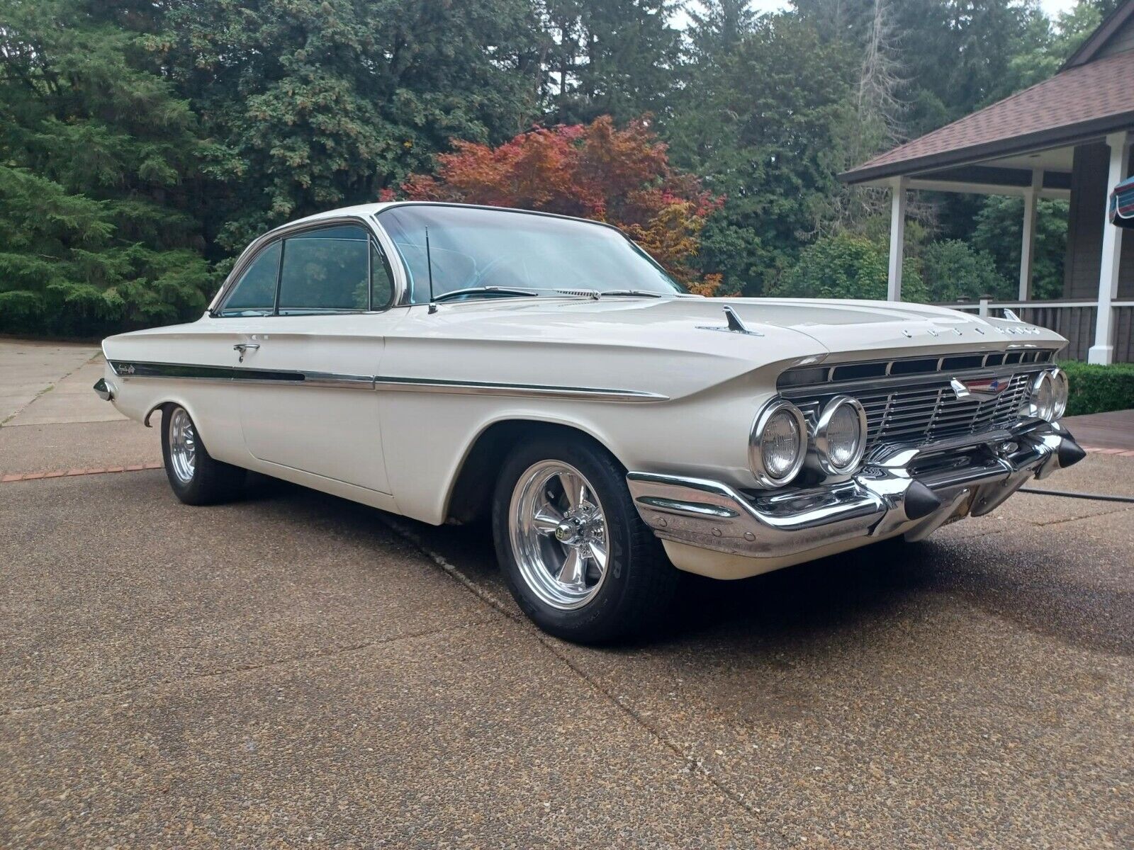 Chevrolet-Impala-Coupe-1961-15662-1