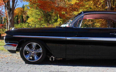 Chevrolet-Impala-Coupe-1961-Black-White-72482-3