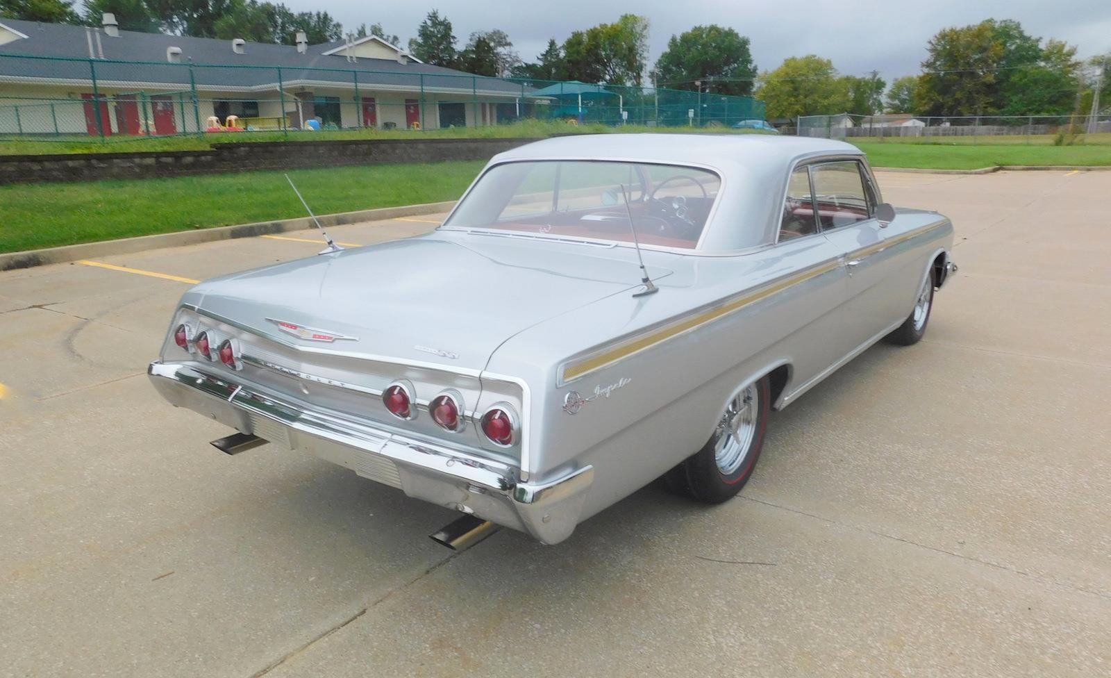 Chevrolet-Impala-Coupe-1962-Silver-Red-143125-11