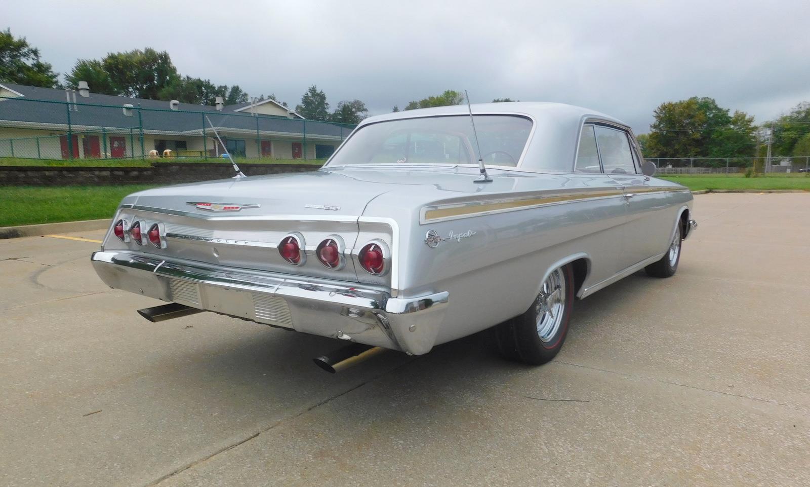 Chevrolet-Impala-Coupe-1962-Silver-Red-143125-12