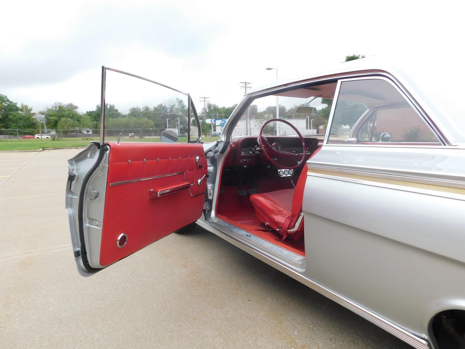 Chevrolet-Impala-Coupe-1962-Silver-Red-143125-20