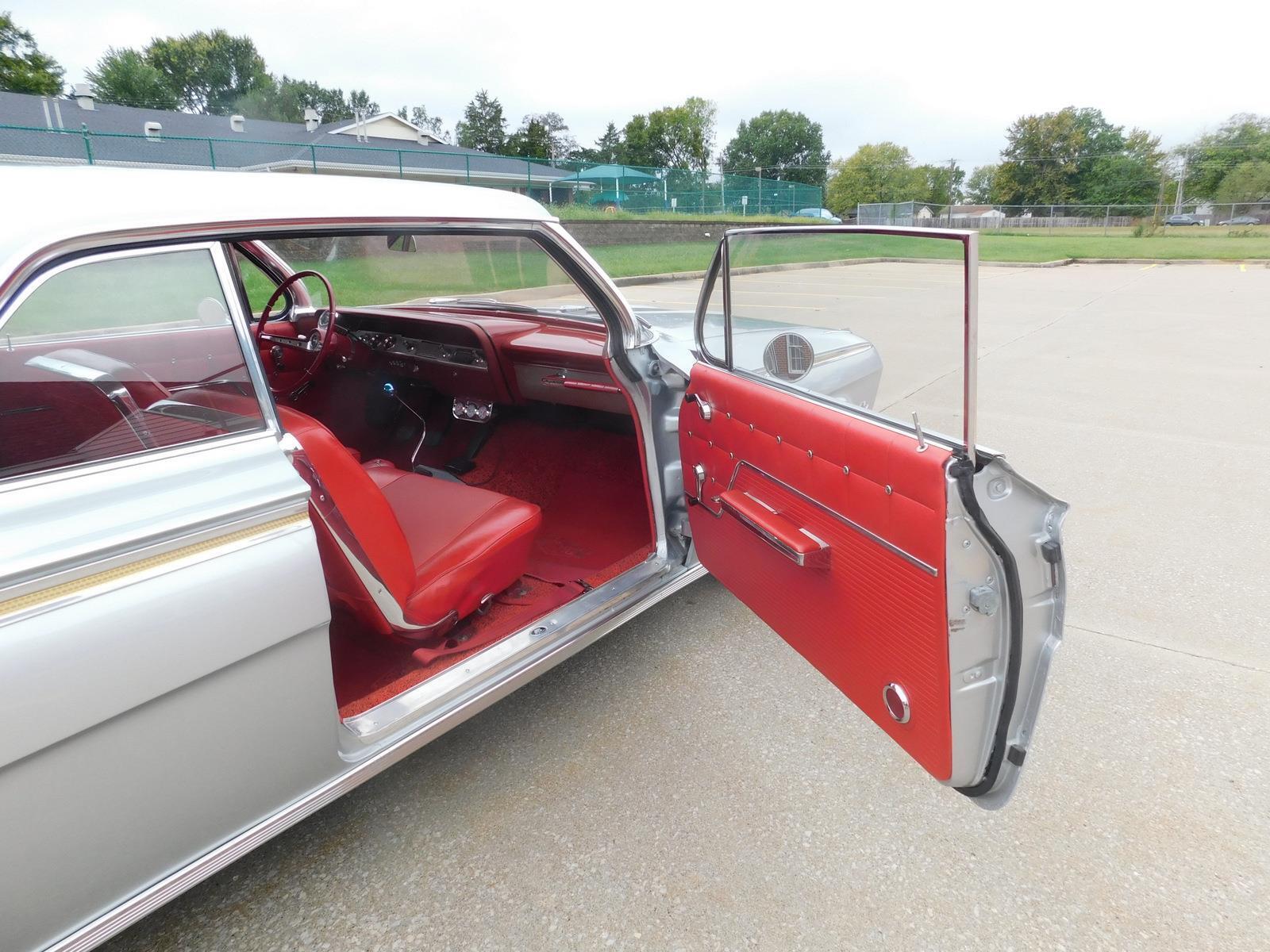 Chevrolet-Impala-Coupe-1962-Silver-Red-143125-35